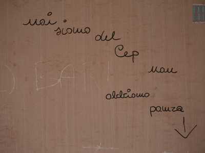 Ovunque troviamo invece scritte disegnate dai vandali di passaggio. �Noi siamo del Cep. Non abbiamo paura�, leggiamo su una delle pareti. D�altronde di cosa si pu� aver timore? Forse solo del silenzio che avvolge questa secolare masseria, l� dove un tempo risuonava soave la voce del �Caffariello�